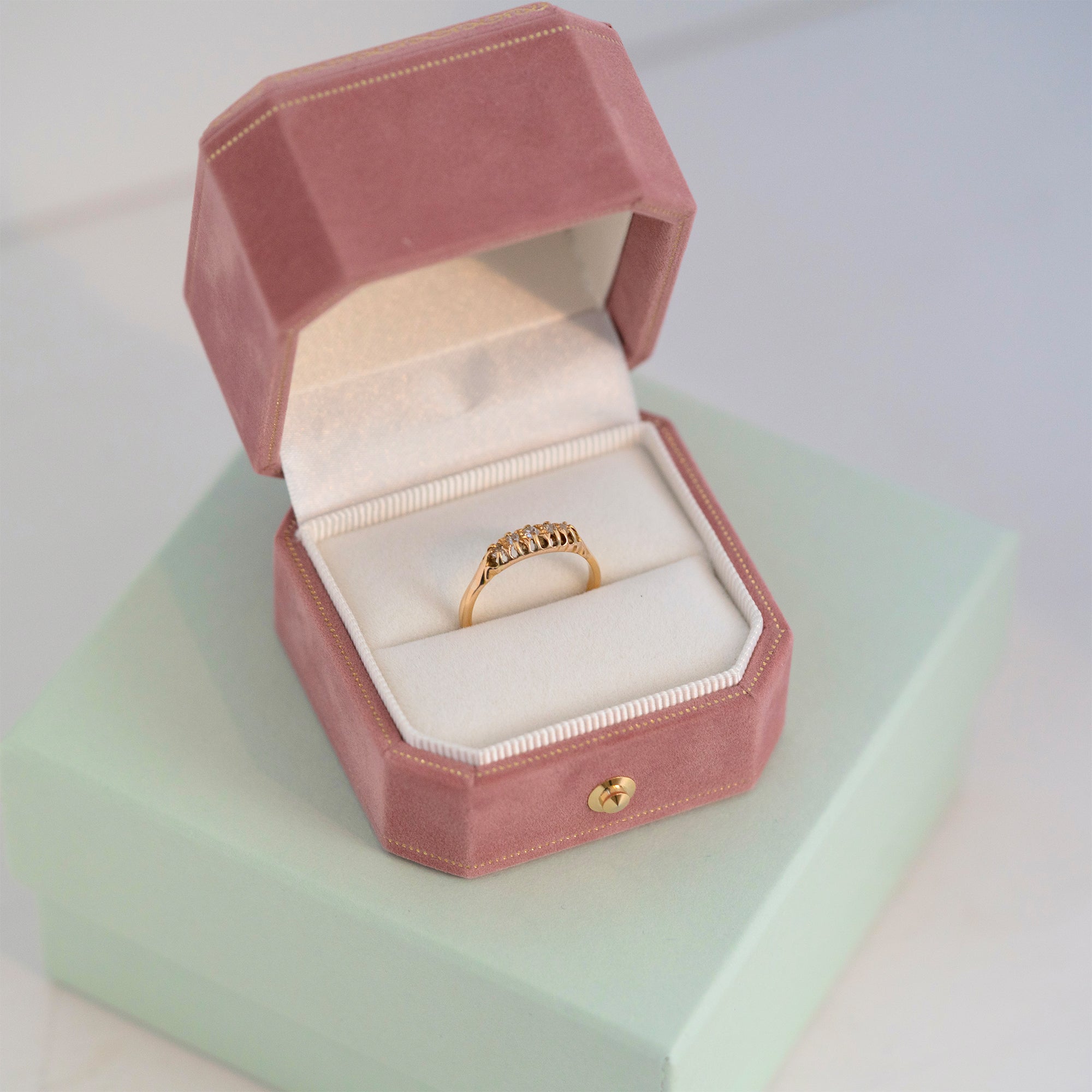 Anillo antiguo victoriano de oro de 18 quilates con cinco diamantes, view 2
