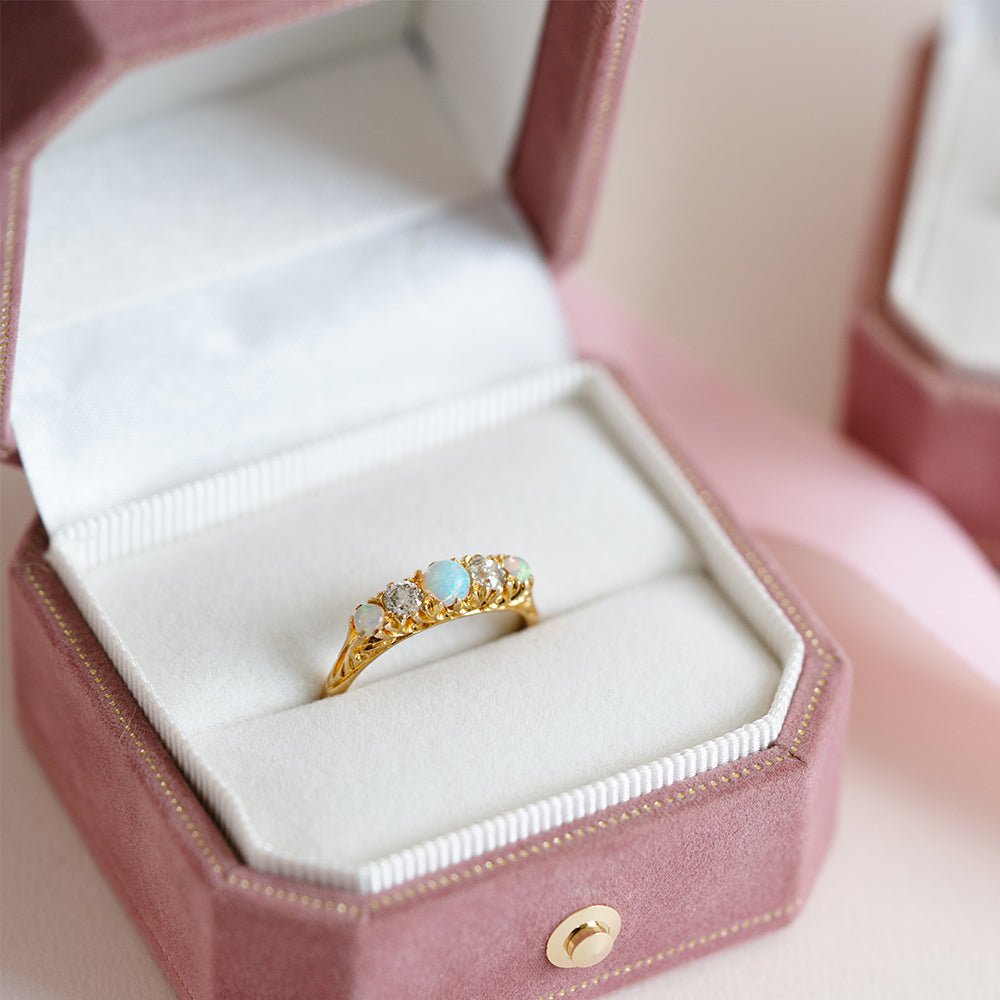 Anillo antiguo de oro de 18 quilates con ópalo y diamantes, de 1915, view 4