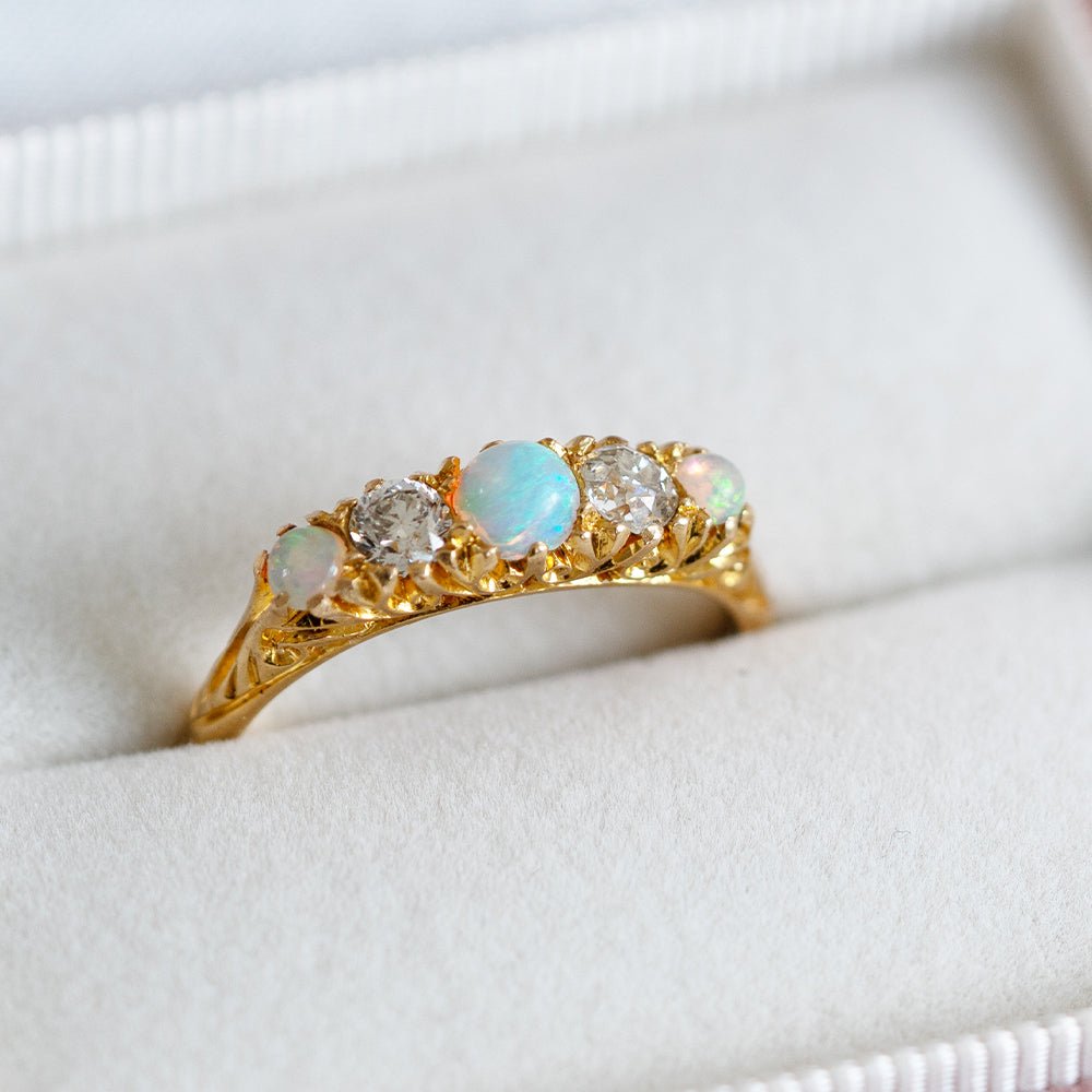 Anillo antiguo de oro de 18 quilates con ópalo y diamantes, de 1915, view 2