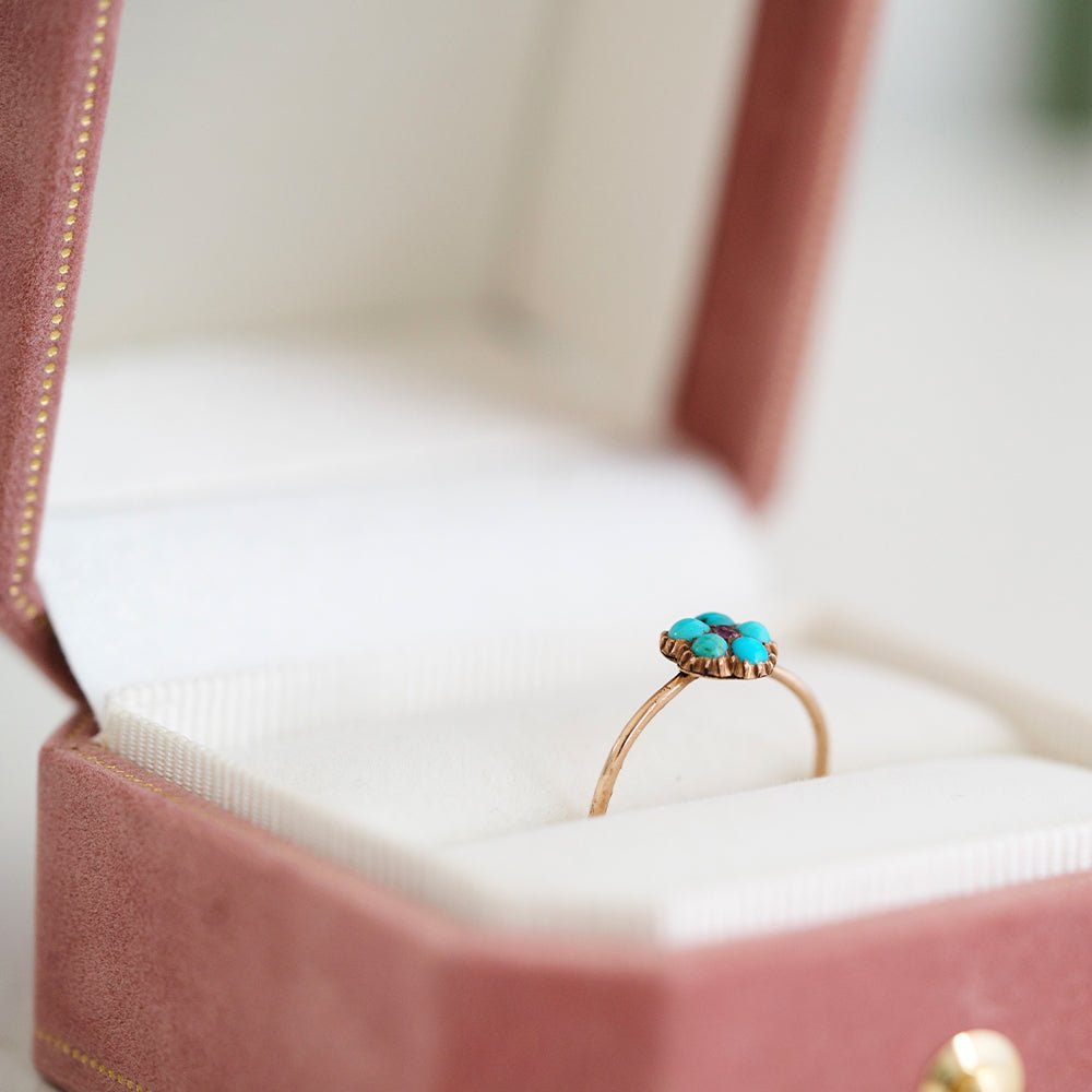 Anillo antiguo c.1890 de oro rosa de 9 quilates con flor de turquesa y rubí, view 4