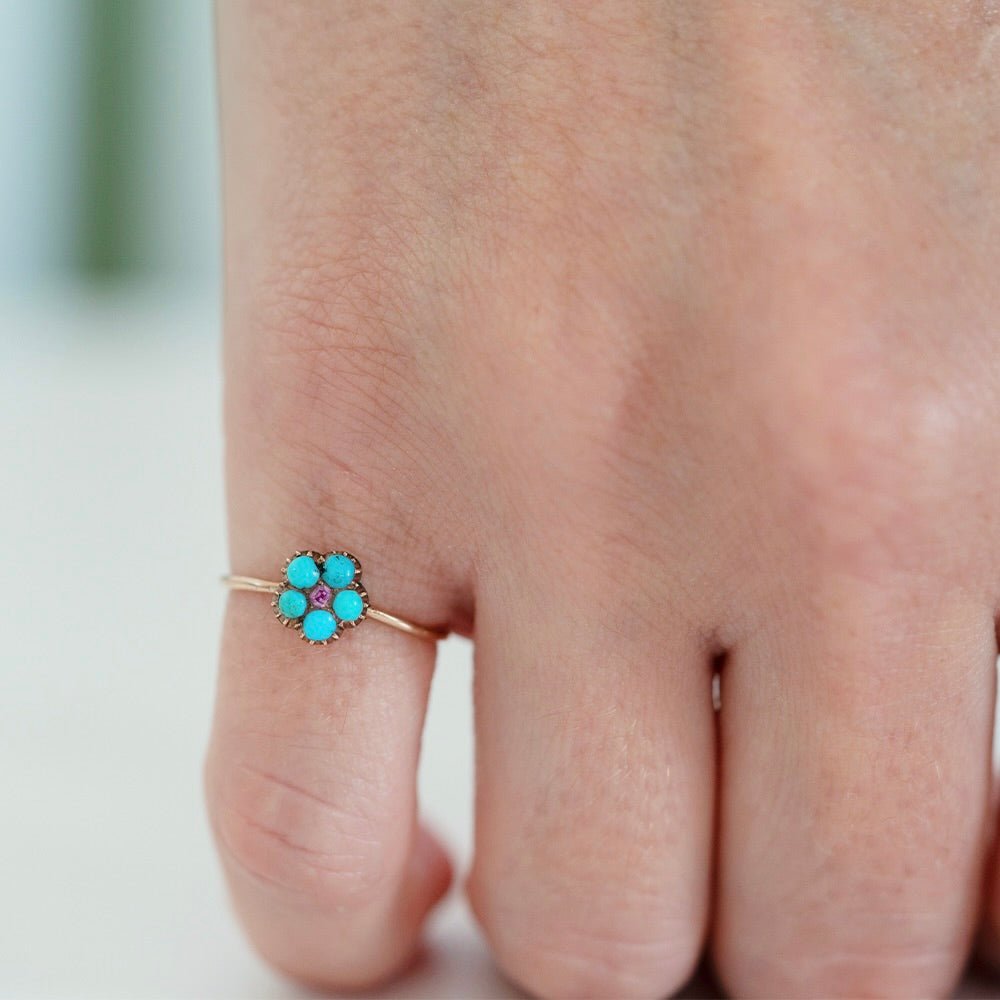 Anillo antiguo c.1890 de oro rosa de 9 quilates con flor de turquesa y rubí, view 2
