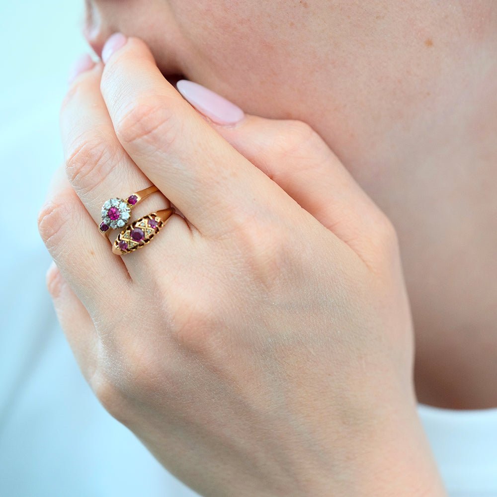 Anillo de halo de oro de 18 quilates con rubí y diamante antiguo, view 13