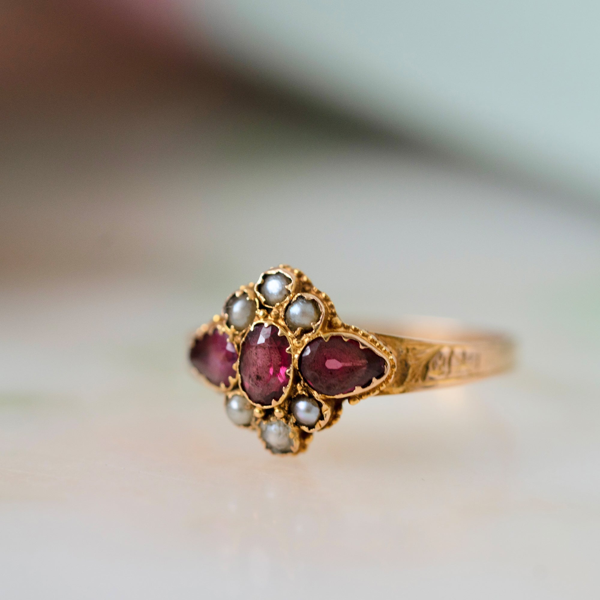 Anillo victoriano antiguo de 1872 de granate y perlas cultivadas de 15 ct, view 4