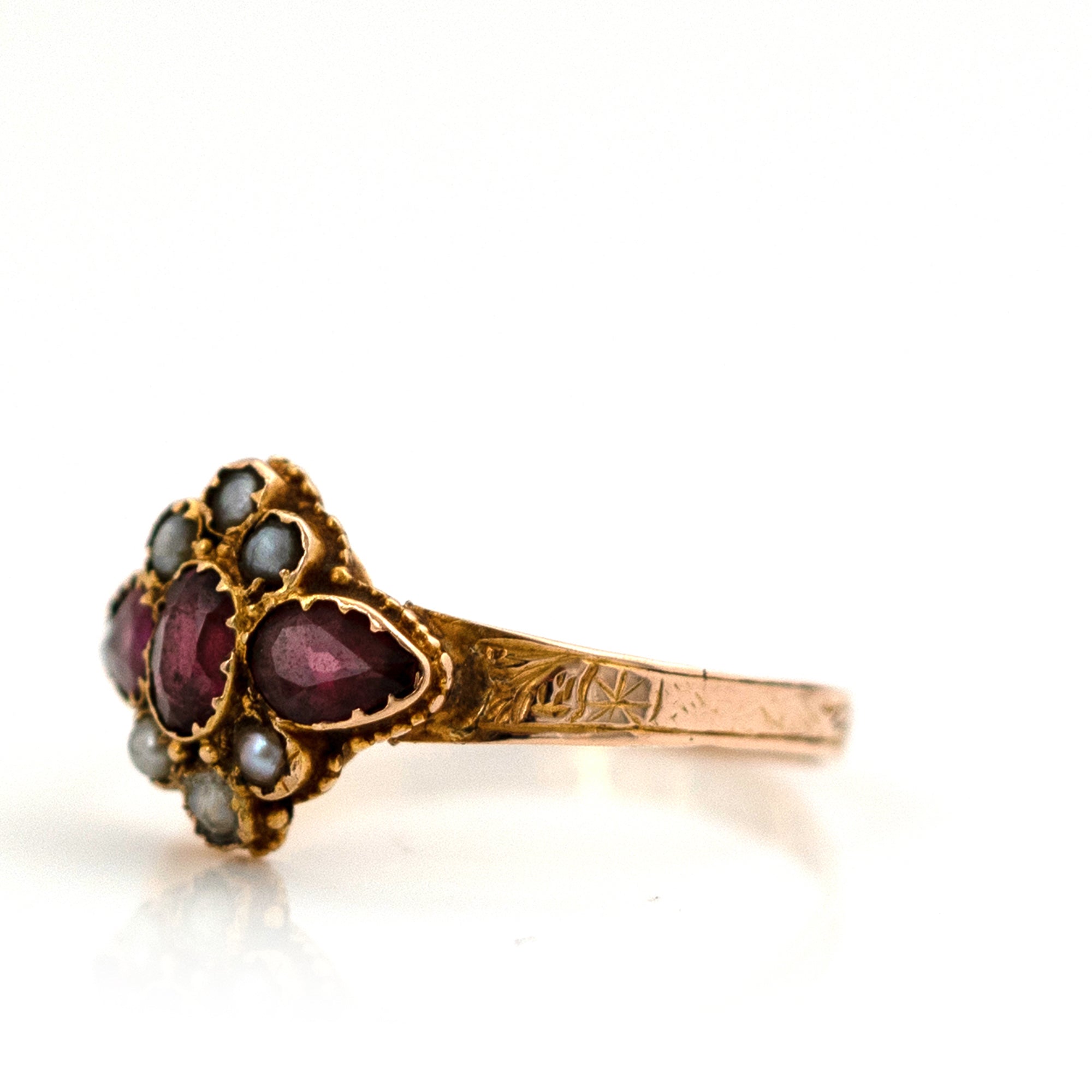 Anillo victoriano antiguo de 1872 de granate y perlas cultivadas de 15 ct, view 8