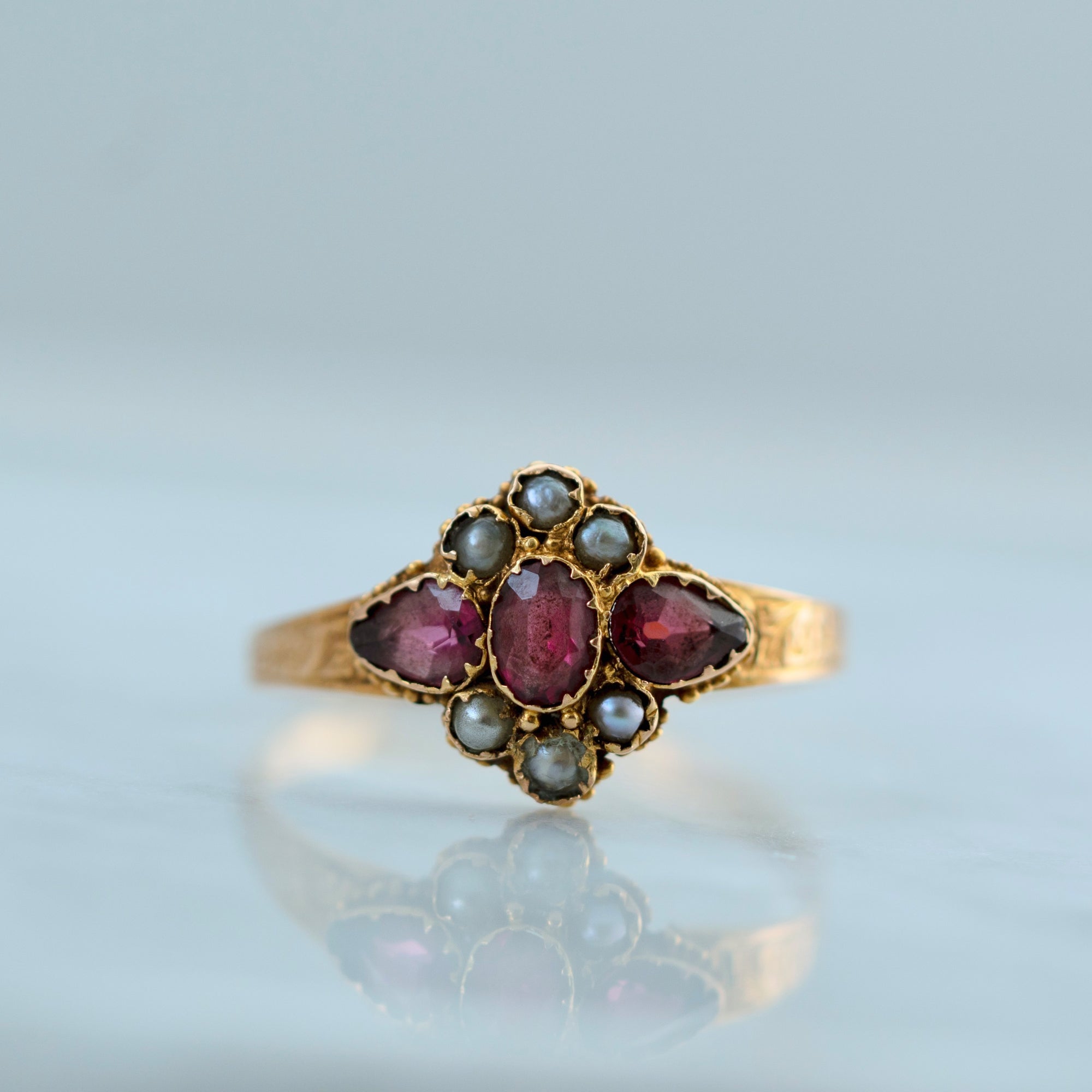 Anillo victoriano antiguo de 1872 de granate y perlas cultivadas de 15 ct, view 2