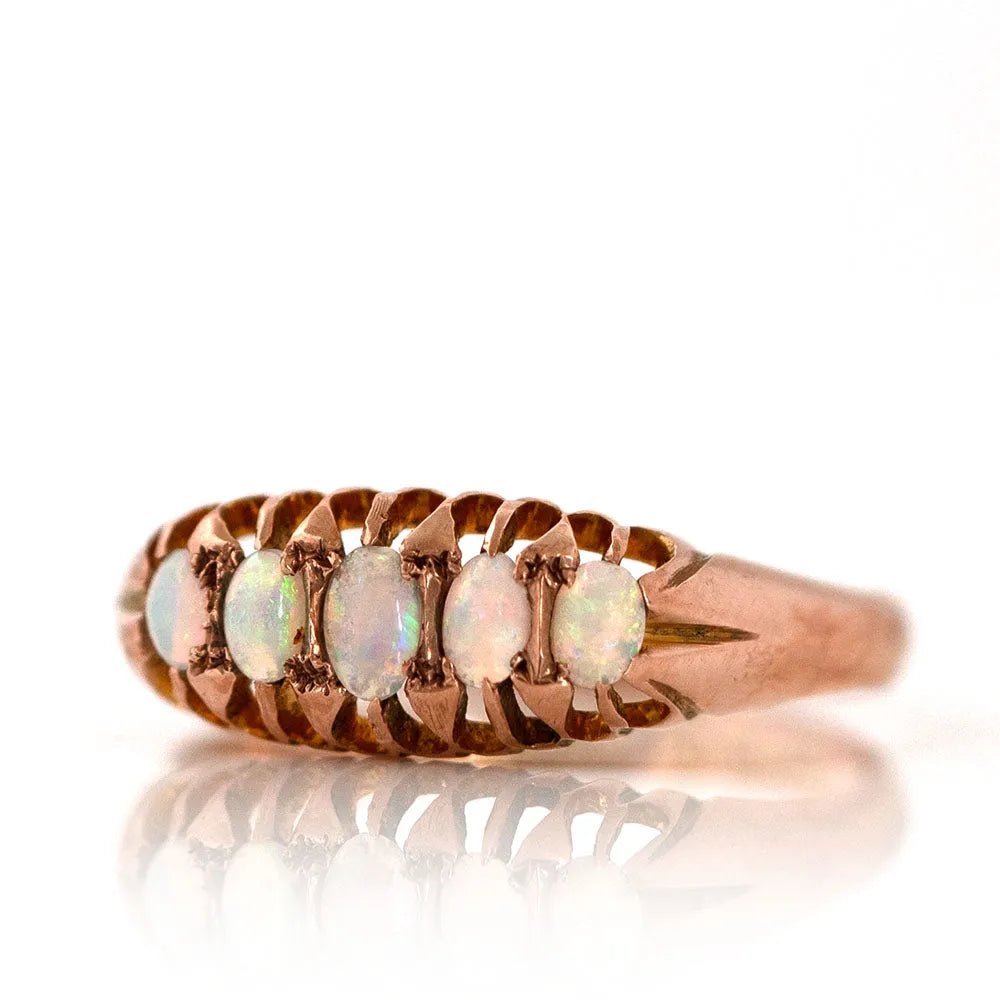 Anillo antiguo victoriano de cinco ópalos en oro rosa de 9 quilates