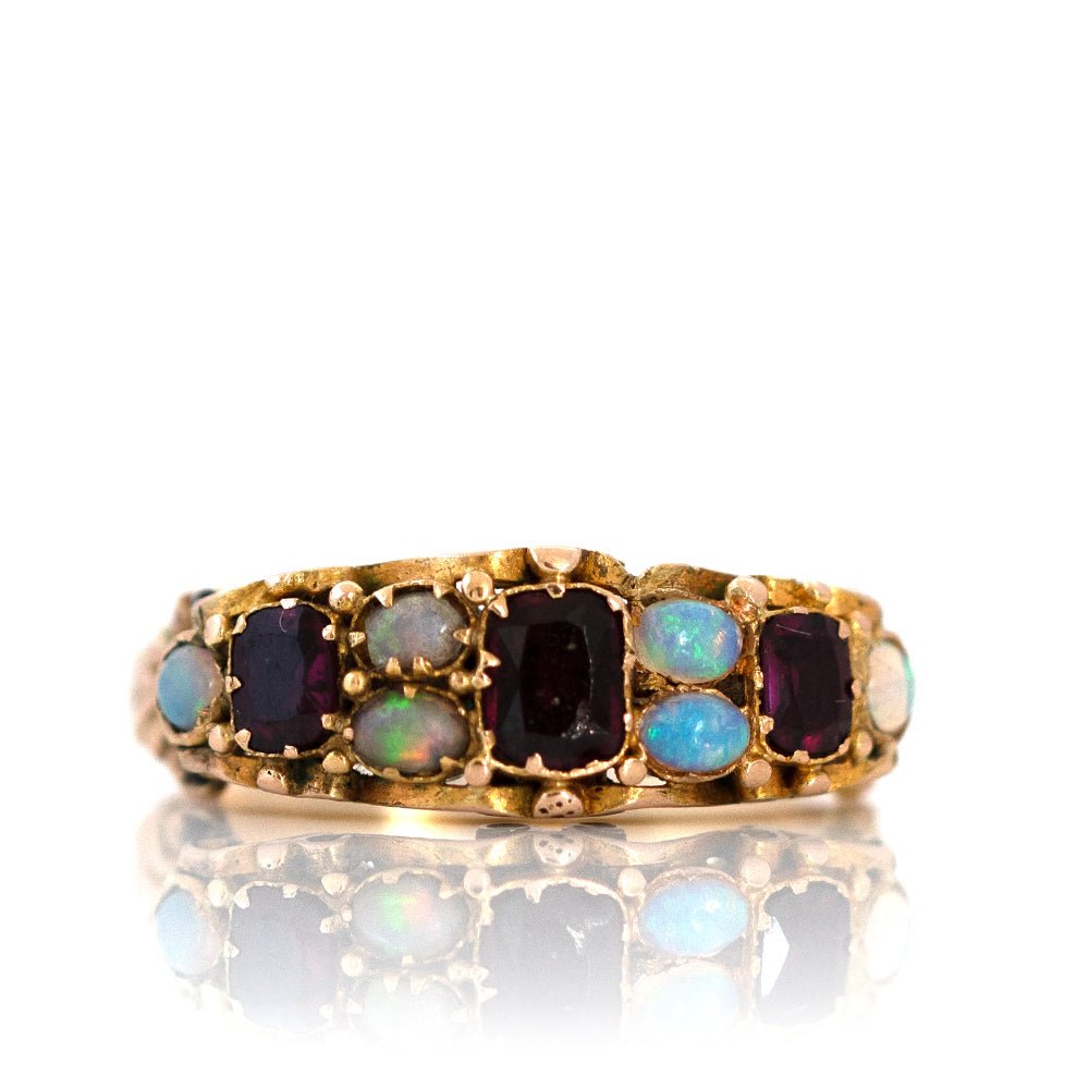 Anillo victoriano antiguo de oro de 15 quilates con granate y ópalo