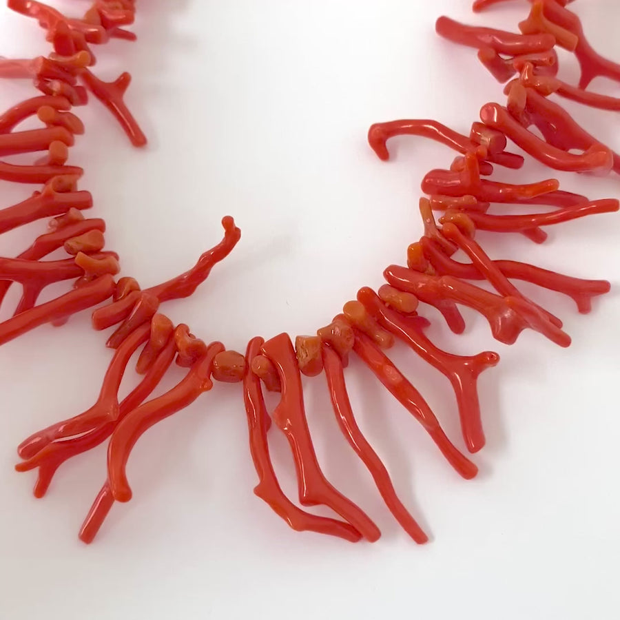 Collier de perles de corail précieux fait à la main