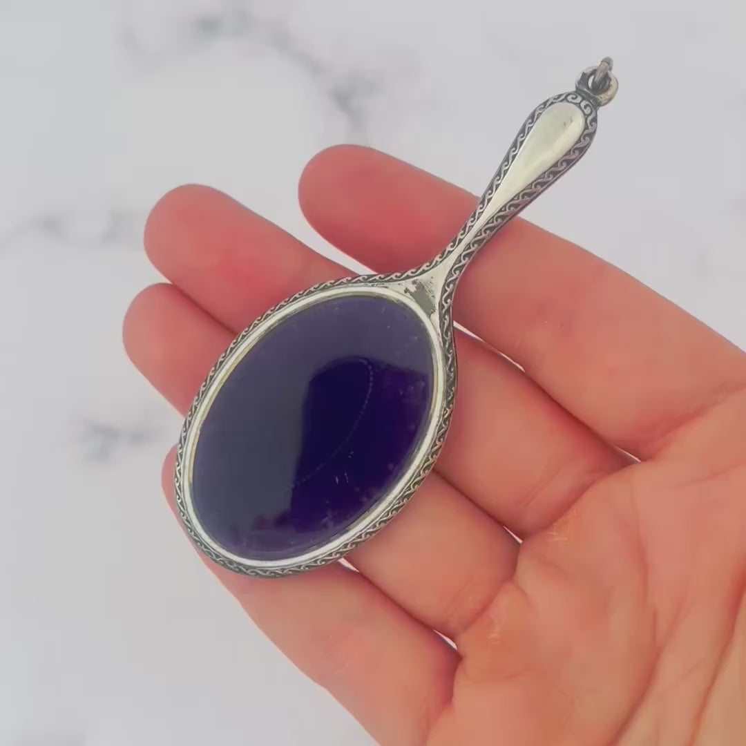 Antiguo espejo collar tipo chatelaine de plata con esmalte guilloché morado de 1900, video