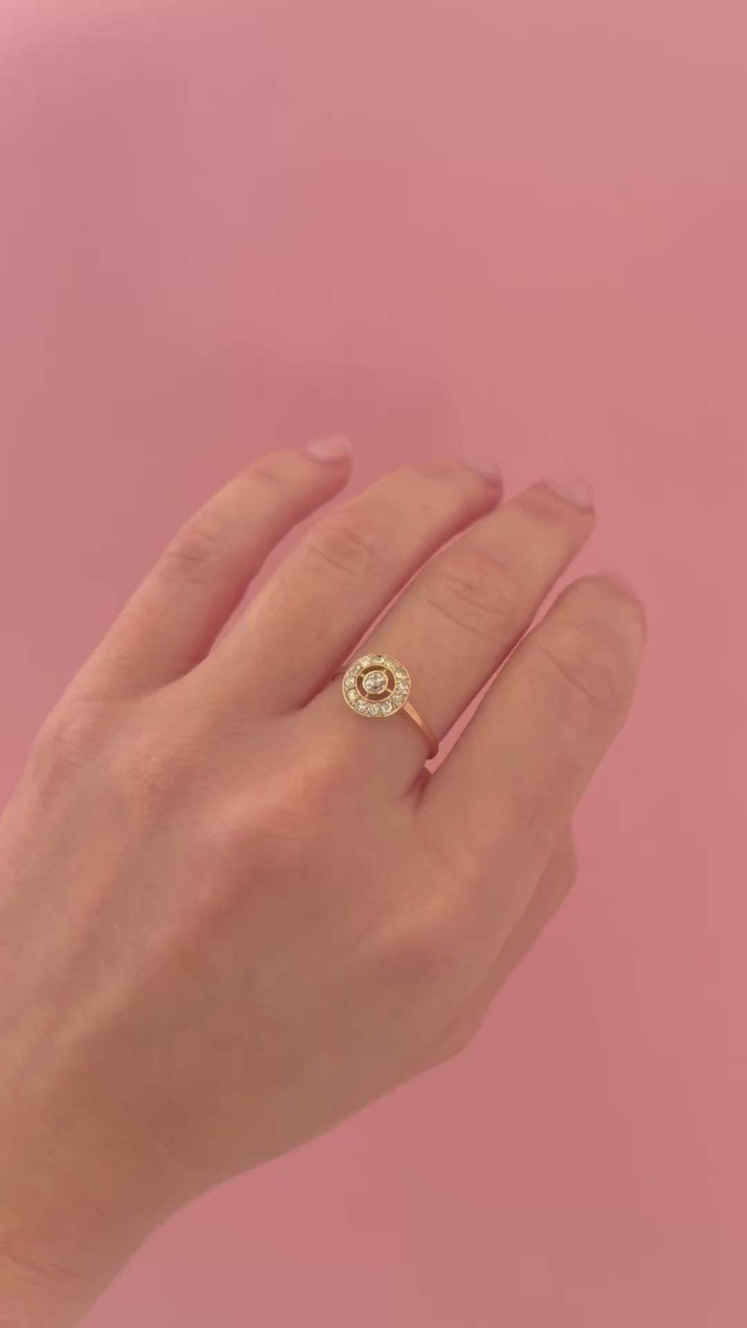 Anillo antiguo estilo "target" de oro de 14 quilates con diamantes, c.1920s, video