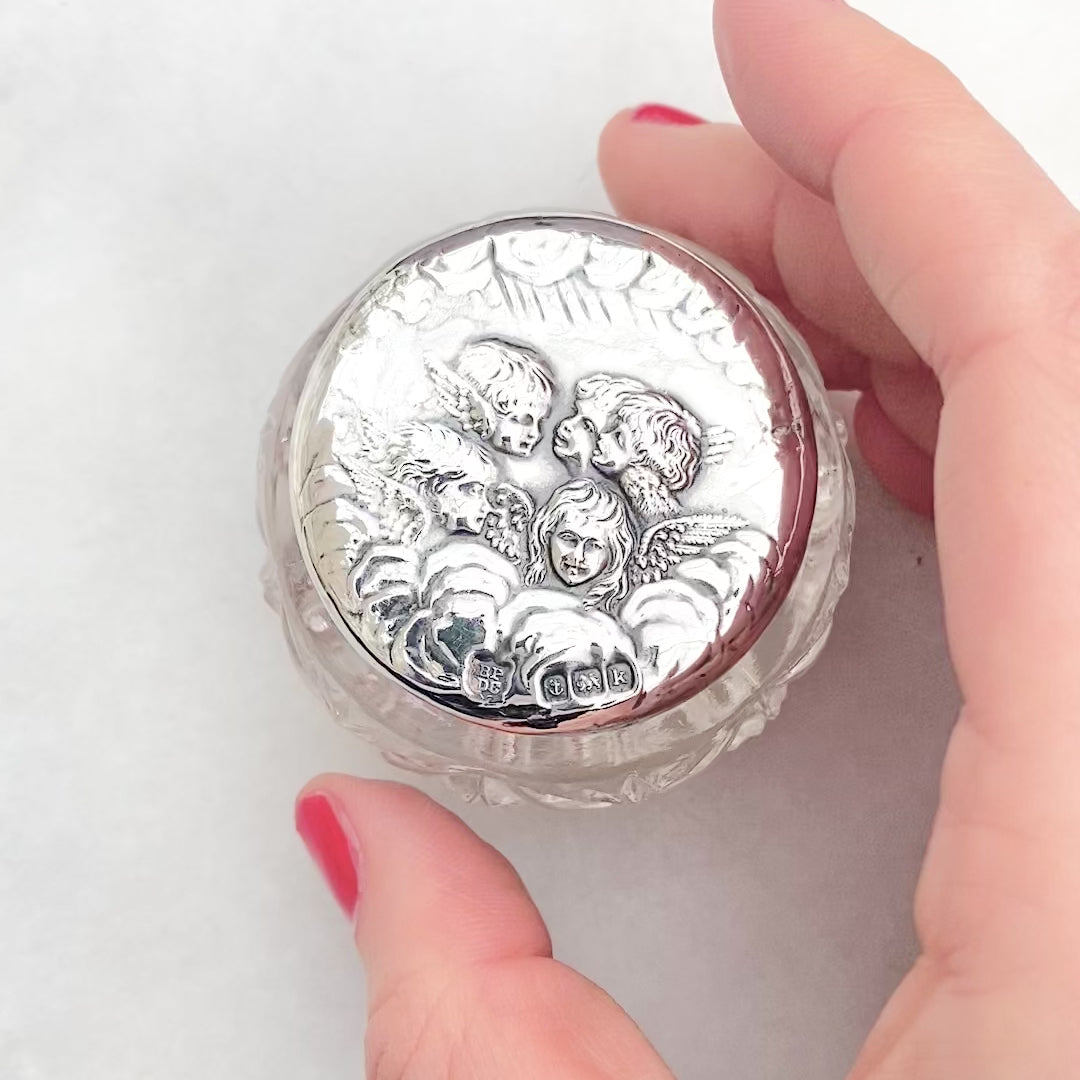 Boîte à Bijoux Ancienne en Verre Taillé 1919 en Verre Argenté, video