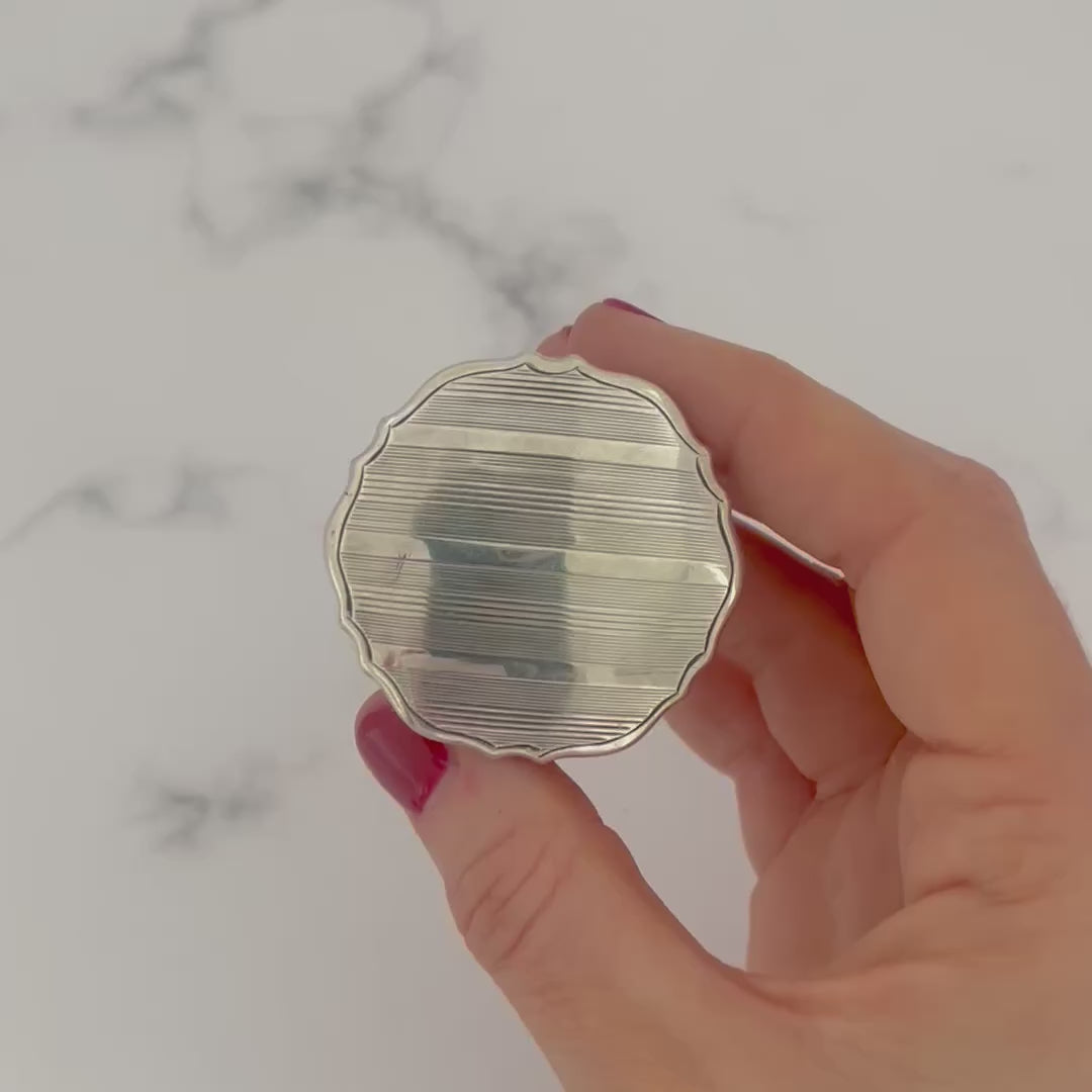 Tarro de tocador eduardiano antiguo de plata y cristal de 1910, video