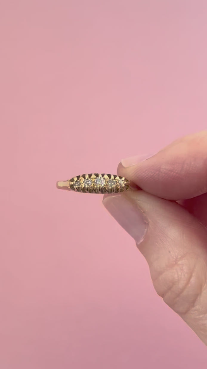 Bague victorienne antique en or 18 carats et diamants à cinq pierres, video