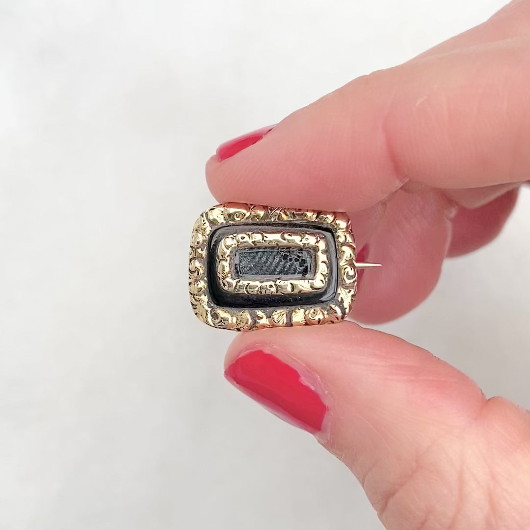 Antiguo broche de luto victoriano de oro de 9 quilates con trabajo de esmalte y cabello, de alrededor de 1860, video
