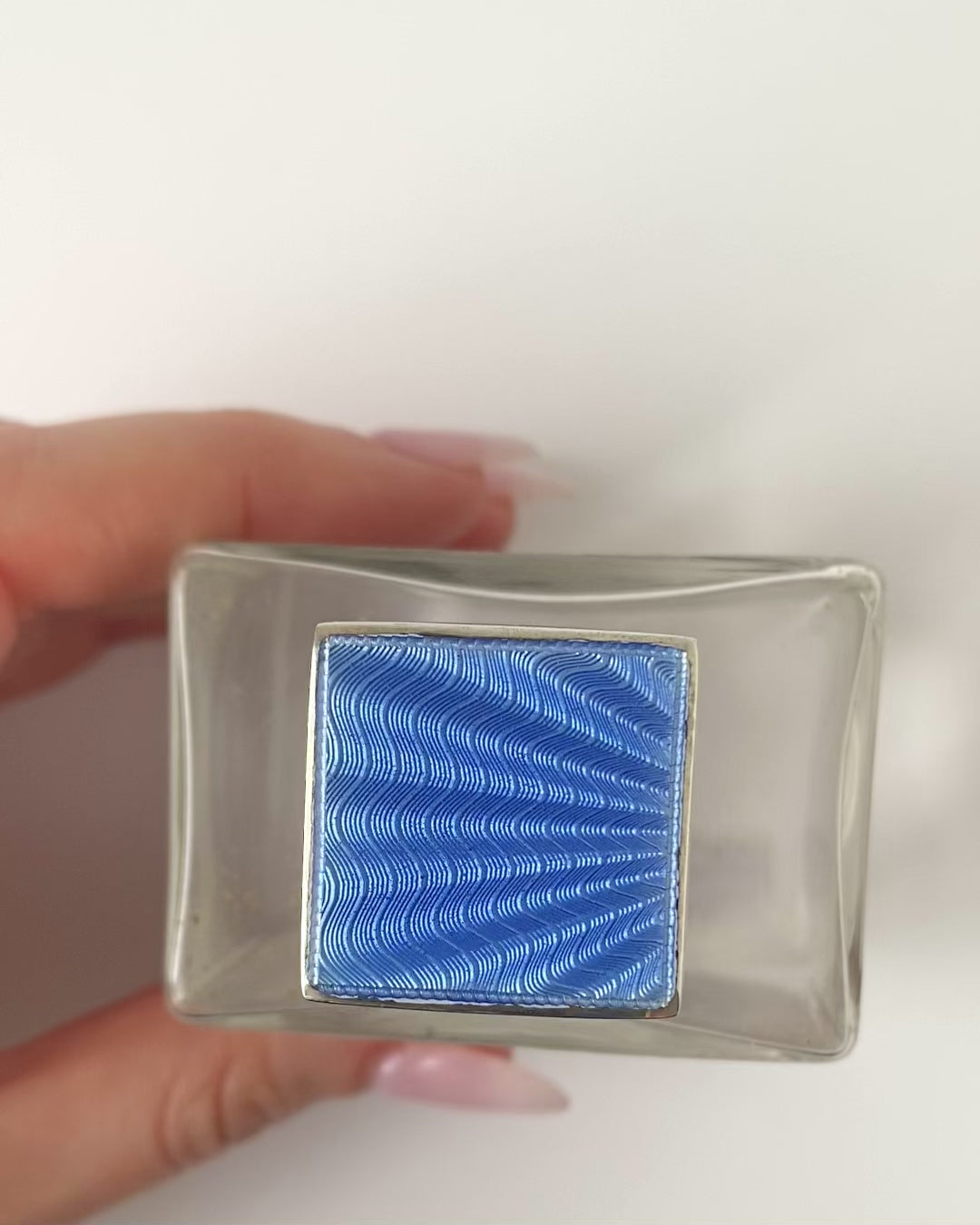 Frasco de perfume rectangular Art Déco de 1934 en esmalte azul y plata, video