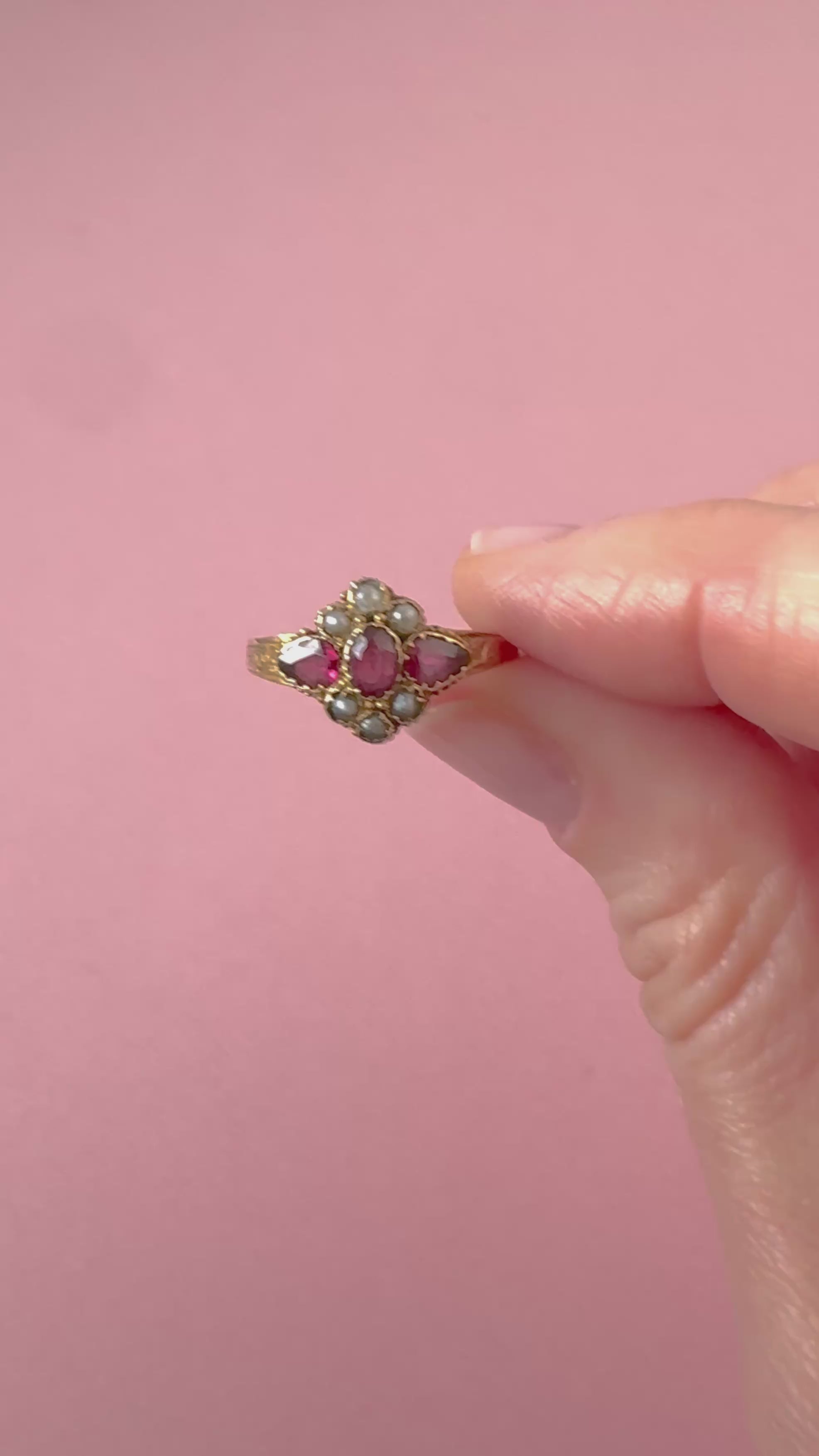 Anillo victoriano antiguo de 1872 de granate y perlas cultivadas de 15 ct, video