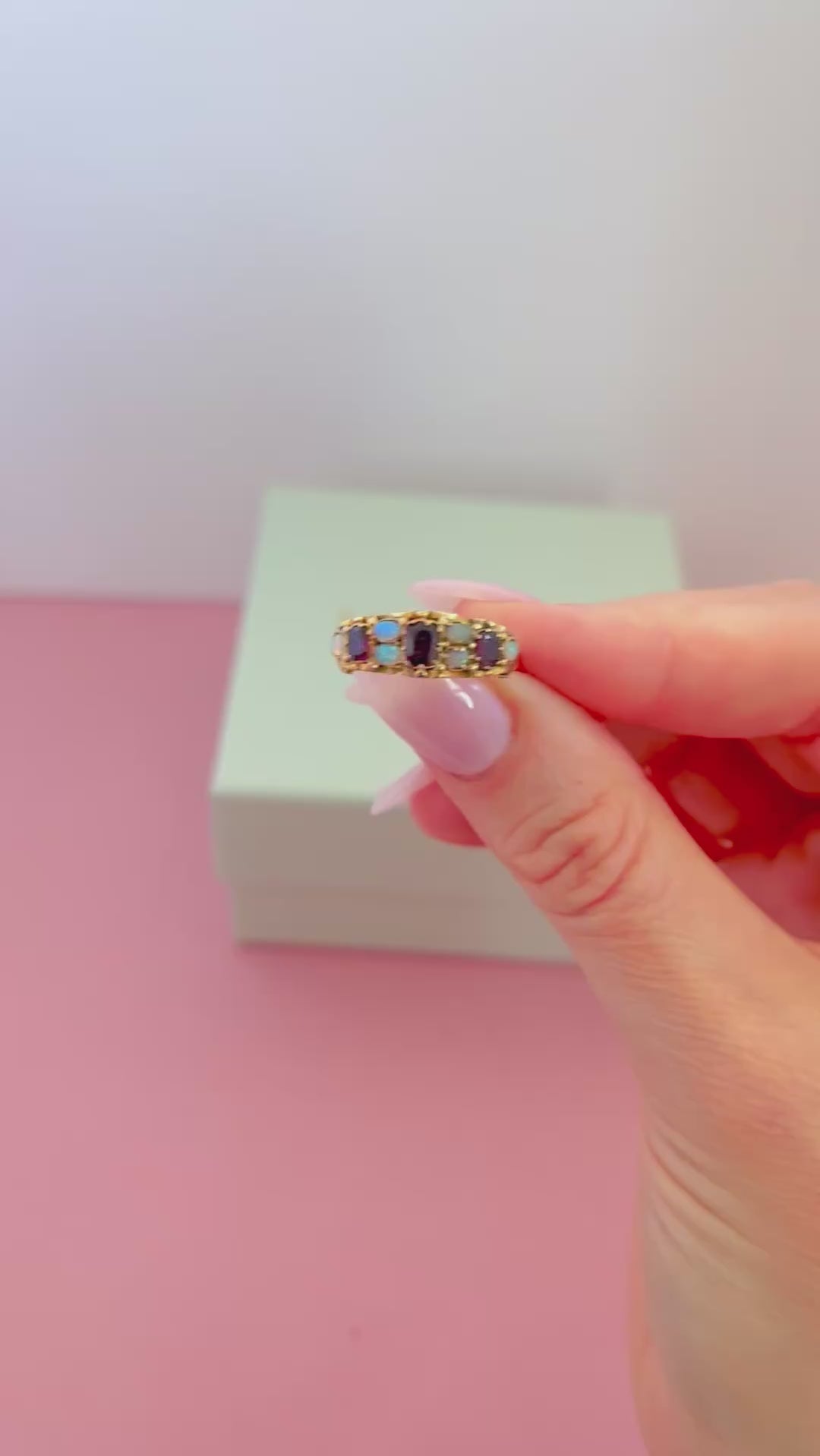 Anillo victoriano antiguo de oro de 15 quilates con granate y ópalo, video