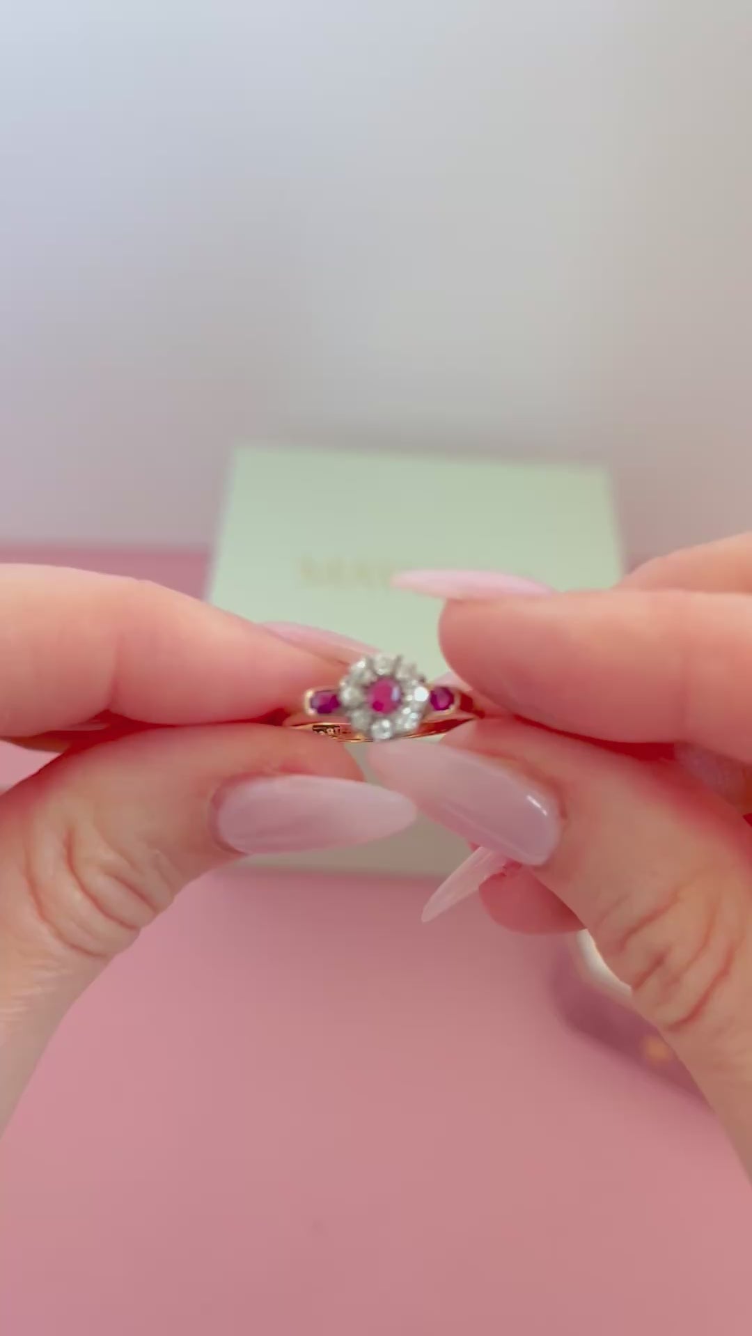 Anillo de halo de oro de 18 quilates con rubí y diamante antiguo, video