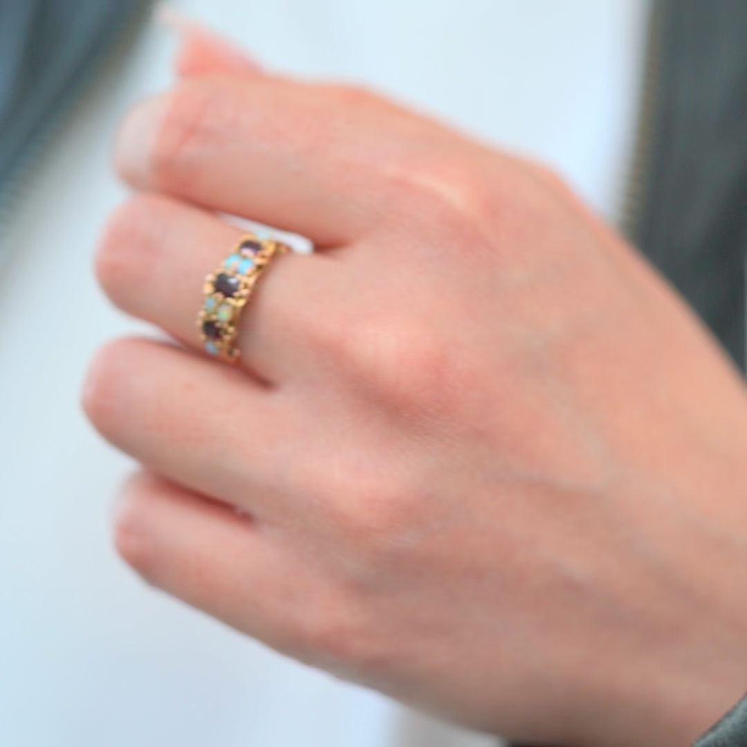 Anillo victoriano antiguo de oro de 15 quilates con granate y ópalo, video