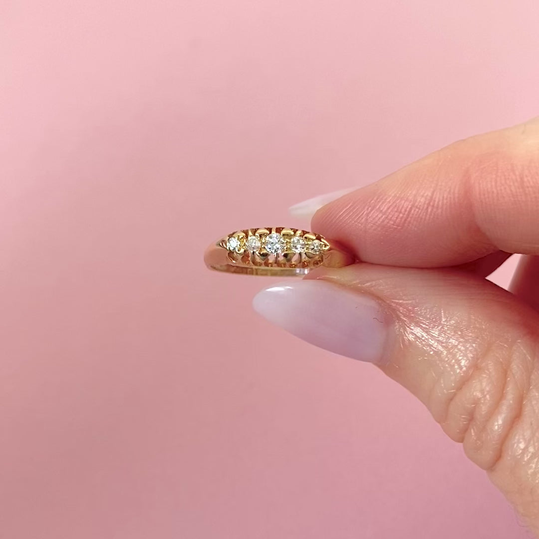 Anillo antiguo victoriano de oro de 18 quilates con cinco diamantes, video