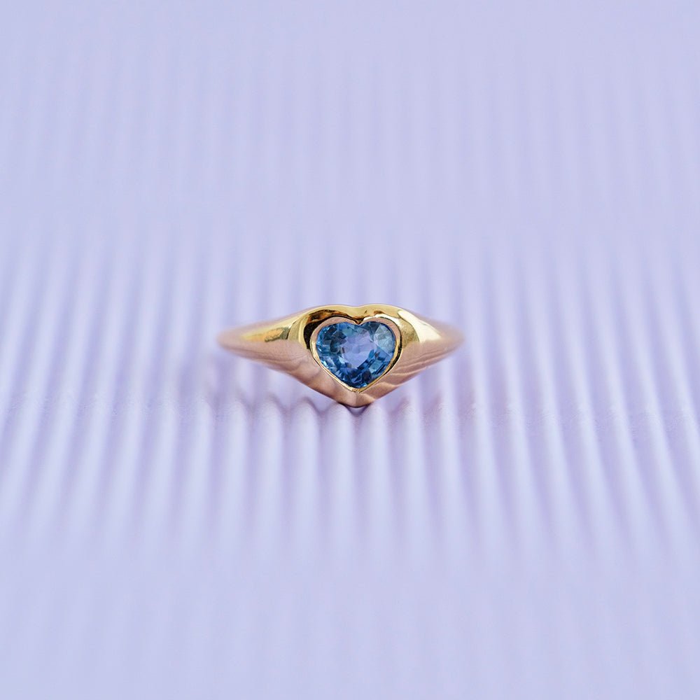 Ada 0.76 Carat Heart Sapphire 18K Gold Signet Pinky Ring, view 5