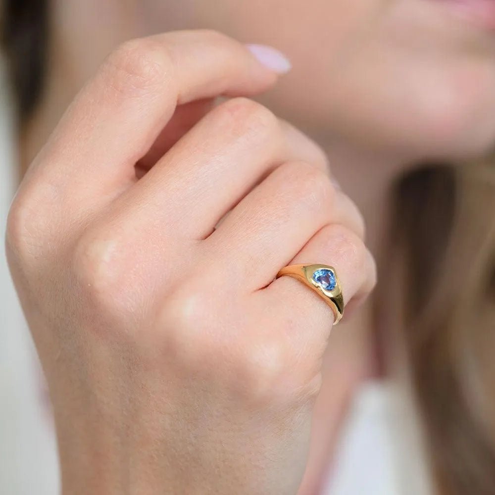 Ada 0.76 Carat Heart Sapphire 18K Gold Signet Pinky Ring, view 4