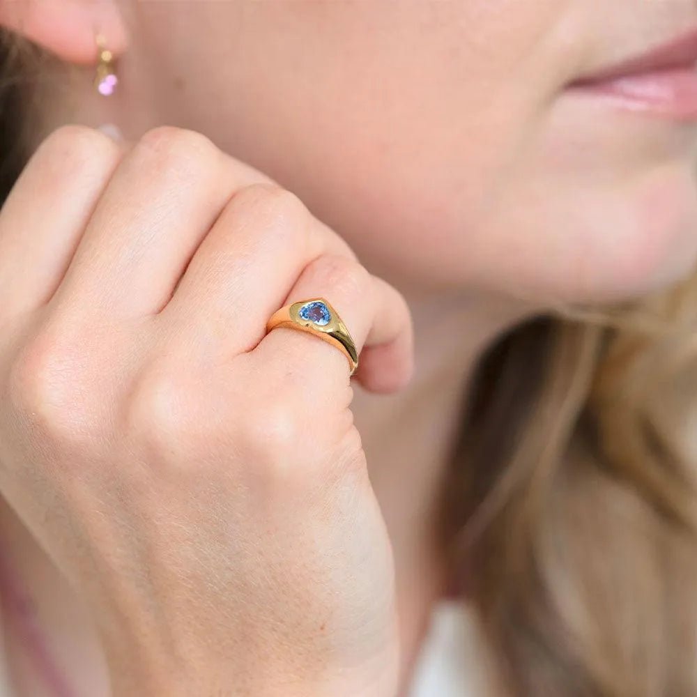 Ada 0.76 Carat Heart Sapphire 18K Gold Signet Pinky Ring, view 9
