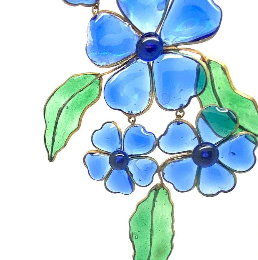 Collier de fleurs bleues en verre coulé français des années 1920
