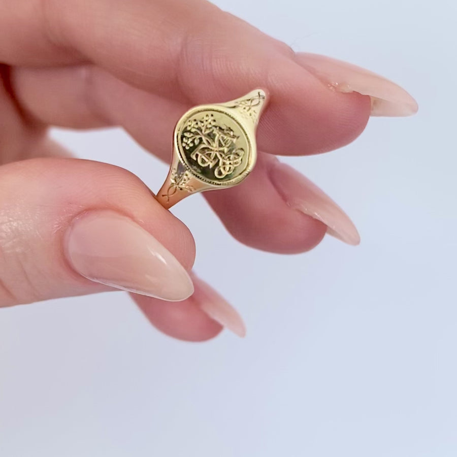 El anillo de sello de oro de 18 quilates Forget-Me-Not de Mayveda