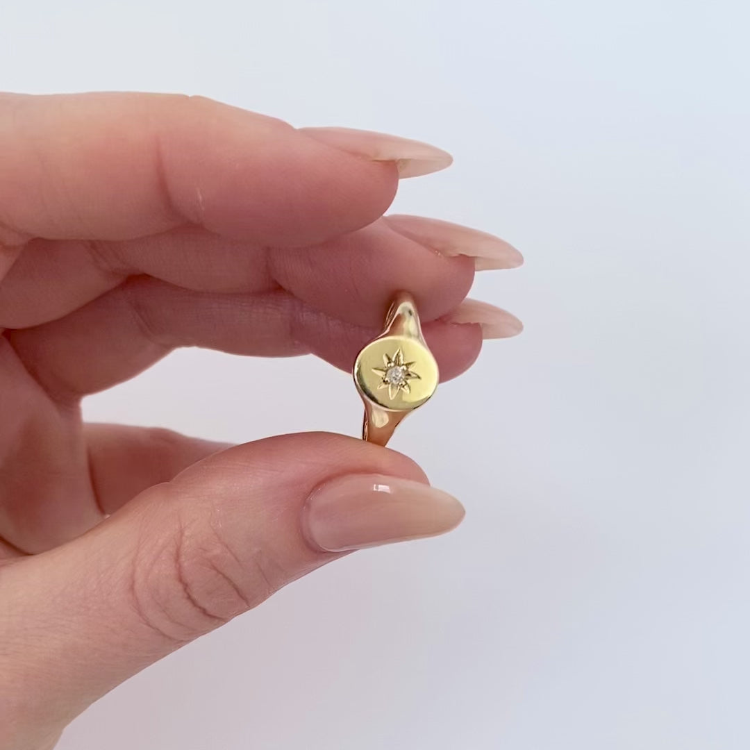 Signet 18ct Gold Guide Ring, video