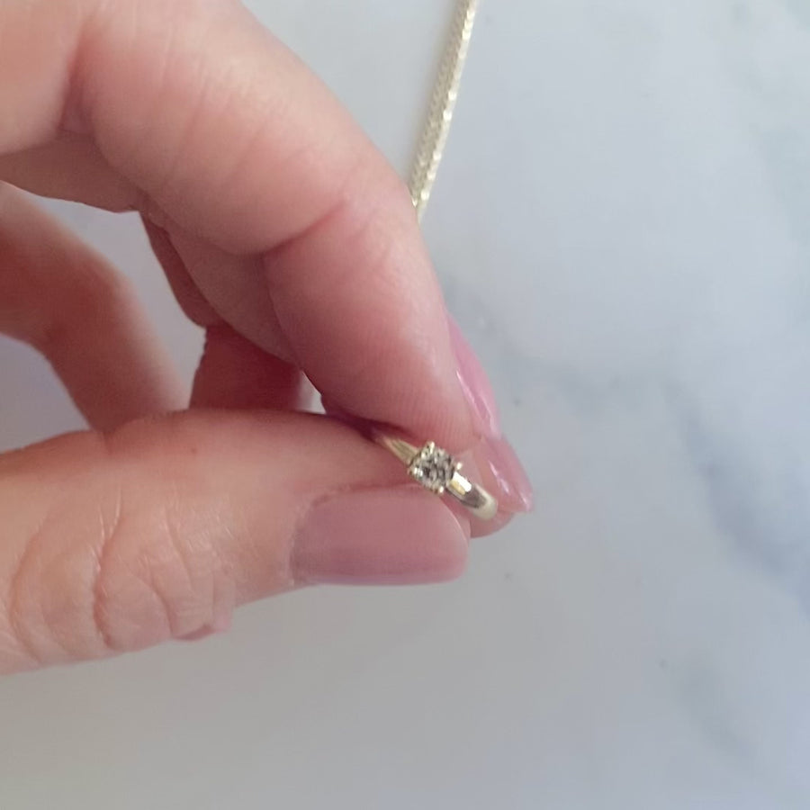 Collier à breloques en forme de petit anneau de diamant antique de 0,11 ct