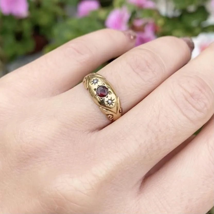 Anillo victoriano antiguo de oro de 18 quilates con granate y perla, view 2