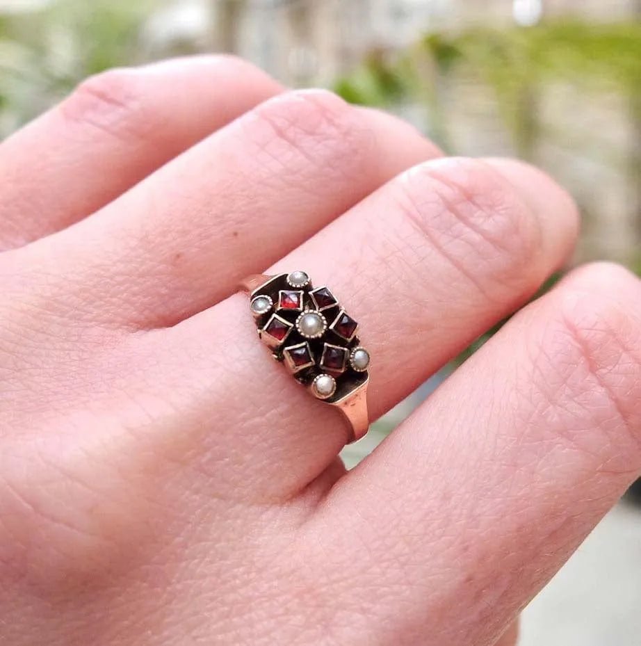 Anillo victoriano antiguo de oro de 9 quilates con granate y perla, view 4