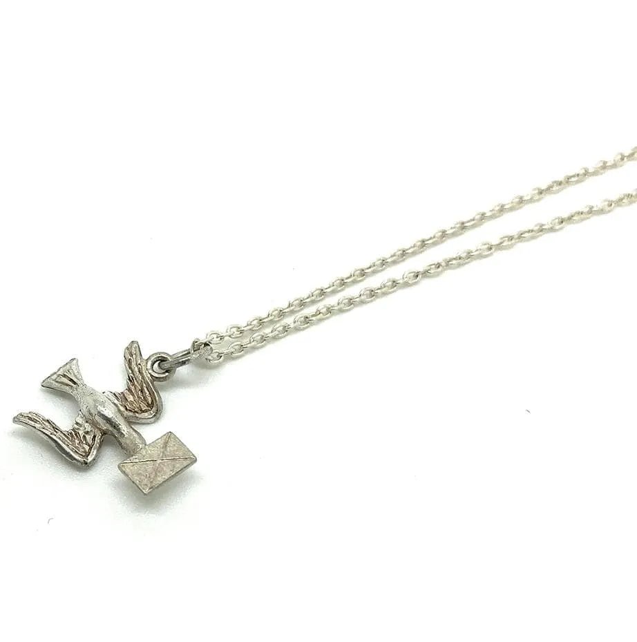 Collier à breloques en argent avec oiseau d'amour vintage des années 1960, view 5