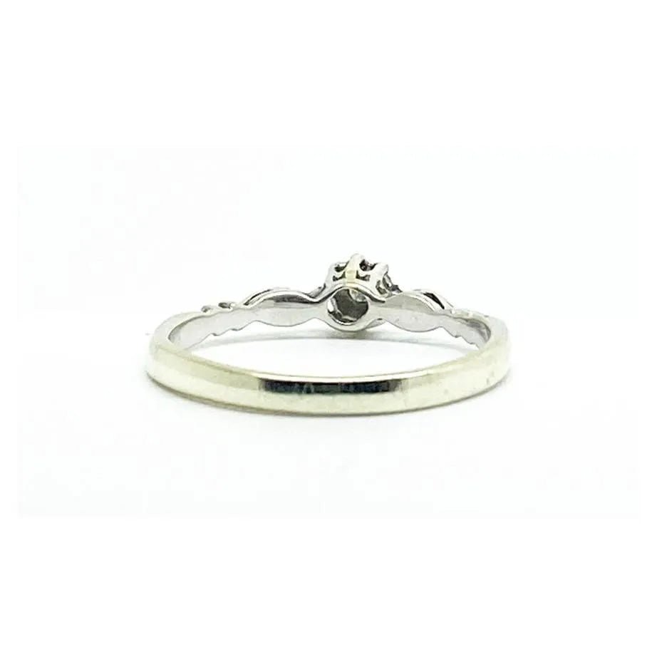 Anillo solitario vintage de oro de 9 ct con diamantes de la década de 1970, view 3